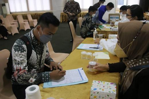 Pejabat dan Staf Kemendagri Dites Urin