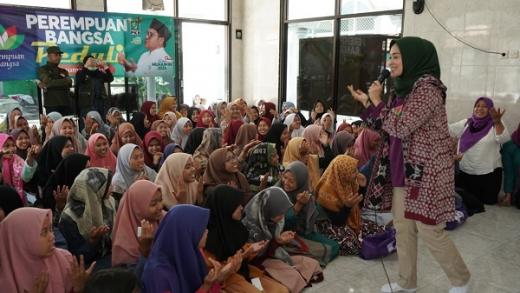 Perempuan Bangsa Berikan Trauma Healing Pengungsi Semeru