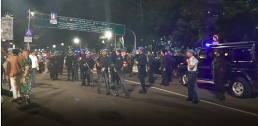 Ricuh, Massa SP-AMT Berhasil Hadang Mobil Jokowi