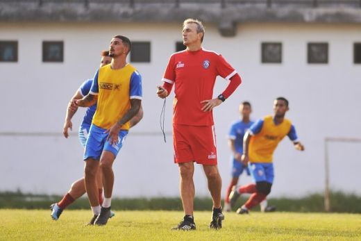 Pavel Absen, Milo Kembalikan Hendro Siswanto di Lini Tengah Arema FC