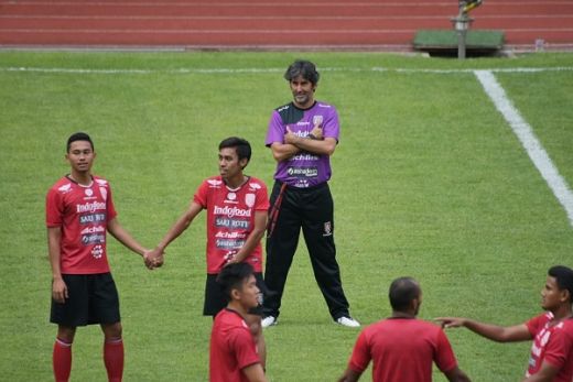Teco Sesalkan Insiden Pemukulan Pelatih Semen Padang FC