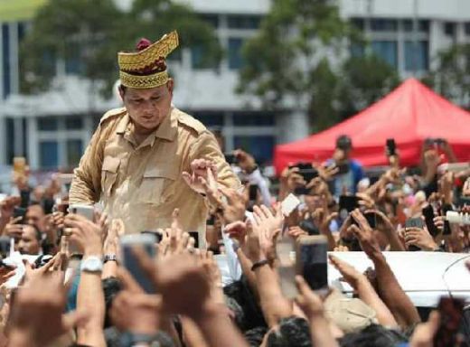 Tinggalkan Pekanbaru Menuju Batam, Prabowo Digotong Pendukungnya