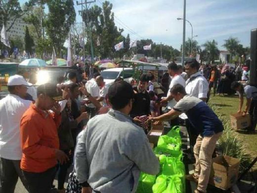 Ogah Disebut Pasukan Nasi Bungkus, Relawan Prabowo Kumpulkan Sedekah dan Bagi-bagi Makanan ke Warga