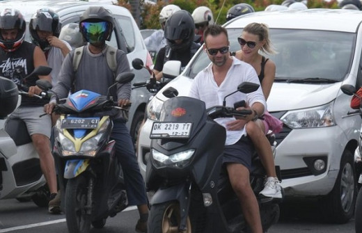 Kenapa Baru Sekarang Turis Asing Dilarang Sewa Motor di Bali?