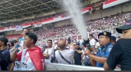 Matahari Terik, Massa Kampanye Akbar Jokowi Disemprot Air