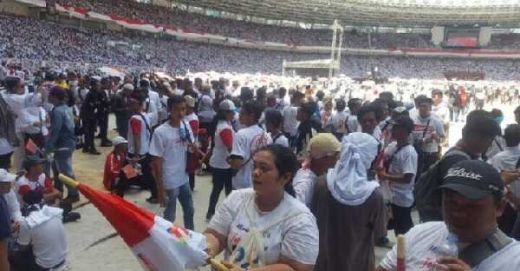 Matahari Terik di GBK, Relawan Pro-Jokowi Bagi-bagi Payung