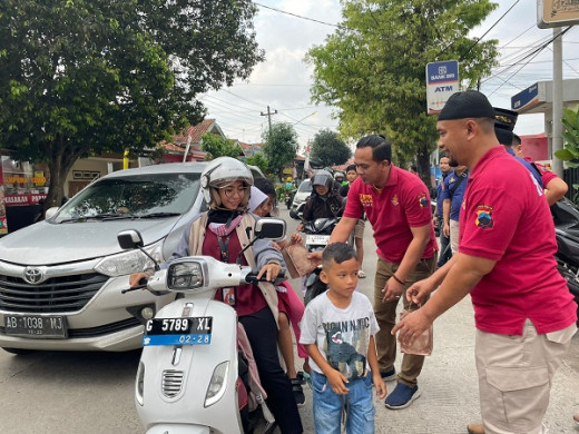 Jelang Lebaran, Polres Batang Bagikan Ratusan Paket Takjil ke Masyarakat