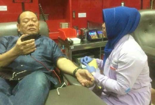 Miliki Golongan Darah yang Sama, La Nyalla Donor ke Korban Bom Surabaya