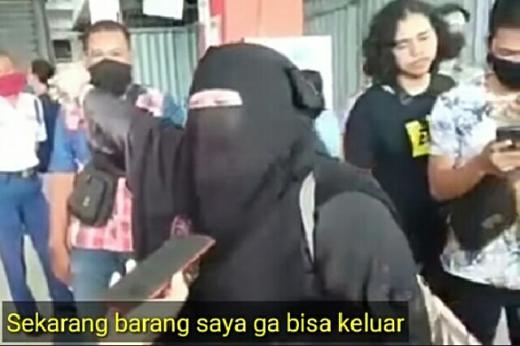 Suami Tertahan di Sumbar, Pedagang di Cirebon Ini Menangis Histeris Karena Tempat Usaha Ditutup saat PSBB