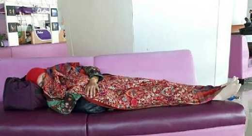 Tak Hanya Menteri Susi, Foto Menteri Khofifah Tertidur di Bangku Bandara Juanda Juga Viral