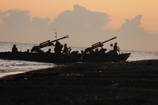 Pasukan Amfibi TNI AL Hancurkan Musuh di Pantai Banongan
