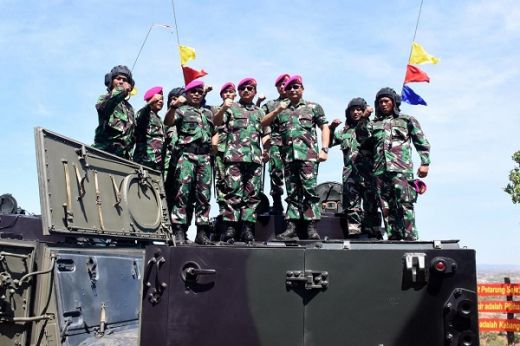 Panglima TNI Dan Kasal Coba Tank Amfibi Marinir