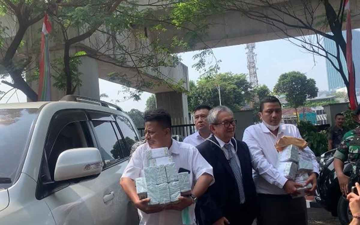 Pengacara Irwan Hermawan, Maqdir Ismail, Kembalikan USD 1,8 Juta ke Kejagung Terkait Kasus Korupsi BTS Kominfo