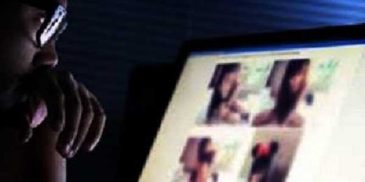 Bejat...Oknum Guru SMP Ini Kirim Gambar Porno ke Muridnya