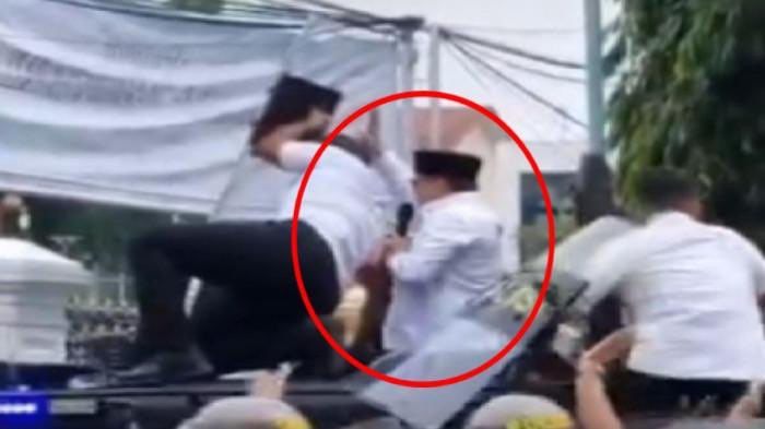 Pelemparan Sandal Jadi Simbol Penolakan, Demo Pati Desak Bupati Mundur