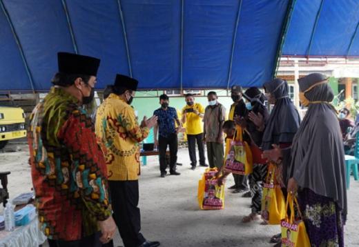 Kumpulkan Kader Desa, Ketua Bapilu Sumatera-1 Golkar Idris Laena Sebar Sembako