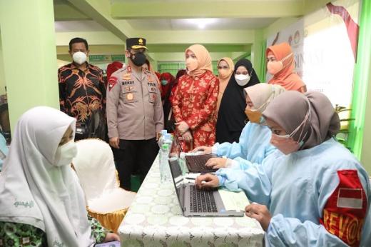 DWP Kemenpora Inisiasi dan Dukung Vaksinasi untuk Negeri di Makassar