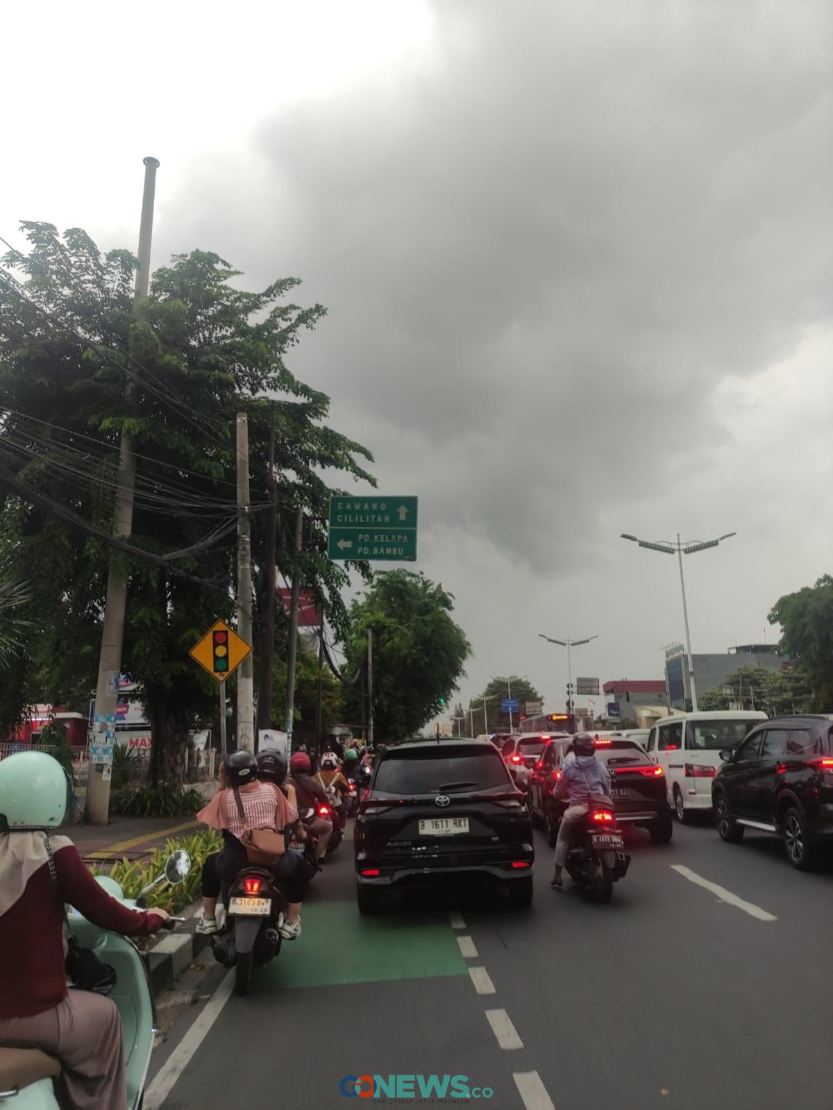 Mendung Payungi Jakarta di Pagi Hari