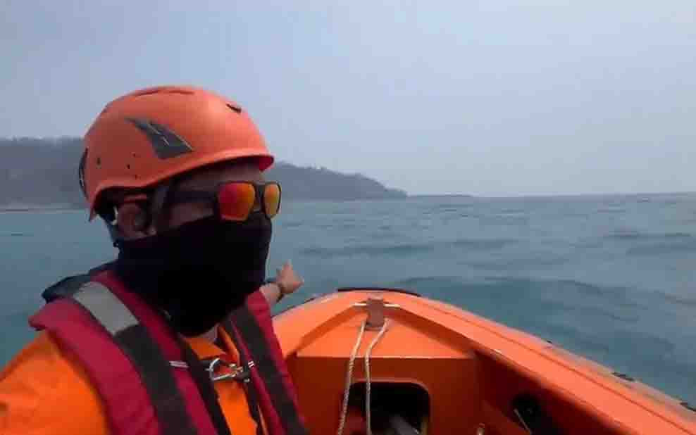 Menguak Keberadaan Rombongan Jurnalis di Selat Sunda, Tim SAR Angkat Pelampung dari Laut