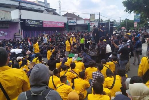 Demo Tolak UU Cipta Kerja, Mahasiswa Tutup Jalan Depan DPRD Magelang