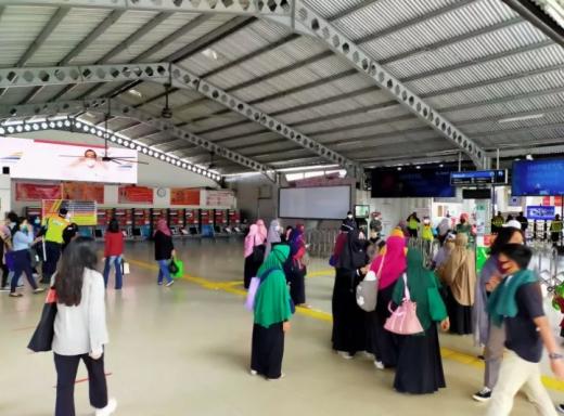 Stasiun Bogor Ramai, Emak-Emak Massa PA 212 Ikut Demo ke Istana Negara