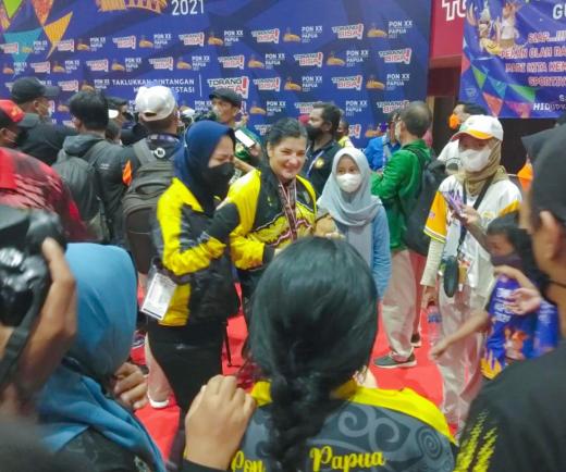 Roxana Hadiahkan Medali Perunggu Buat Anak dan Keluarga