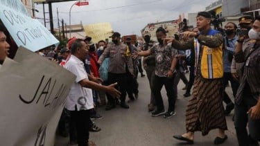 Ganjar Pranowo Diprotes Warga saat Resmikan Fly Over Ganefo Mranggen Demak