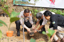 Jelang HUT Humas Polri, Polda Metro Jaya Gandeng Komunitas Kali Ciliwung Tanam Pohon