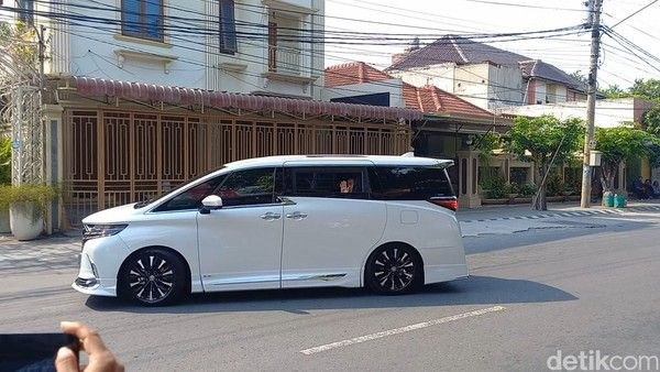 Keluar dari Kediaman Jokowi, Prabowo Hanya Acungkan Jempol
