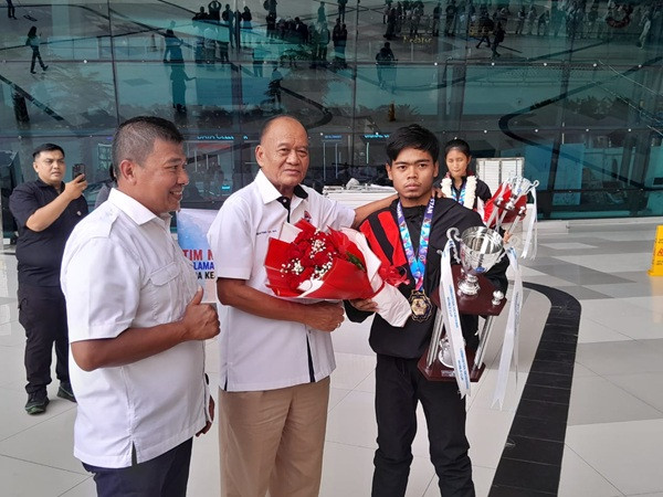GoNews.co Saat memberikan kalungan bunga