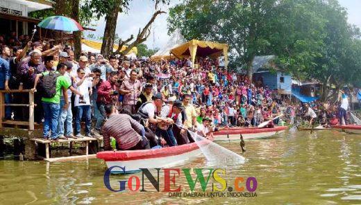 Serius Garap Riau sebagai Negeri Berbasis Budaya, Gubernur Nyemplung Maauwok Ikan di Danau Bakuok Kampar