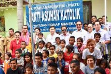 Mangkir dari Panggilan KPK, Novanto Malah Rayakan Ultah Bareng Anak Panti Asuhan di Kupang