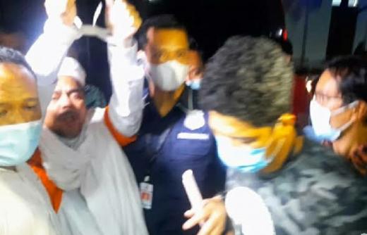 13 Jam Diperiksa, HRS Resmi Ditahan Polisi dengan Tangan Diborgol dan Gunakan Rompi Orange
