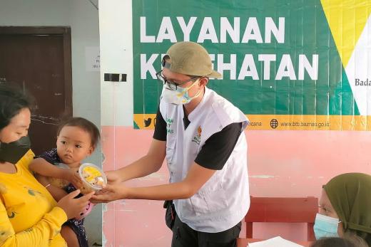 Baznas Beri 40 Keping Biskuit pada Anak Stunting Terdampak Erupsi Semeru