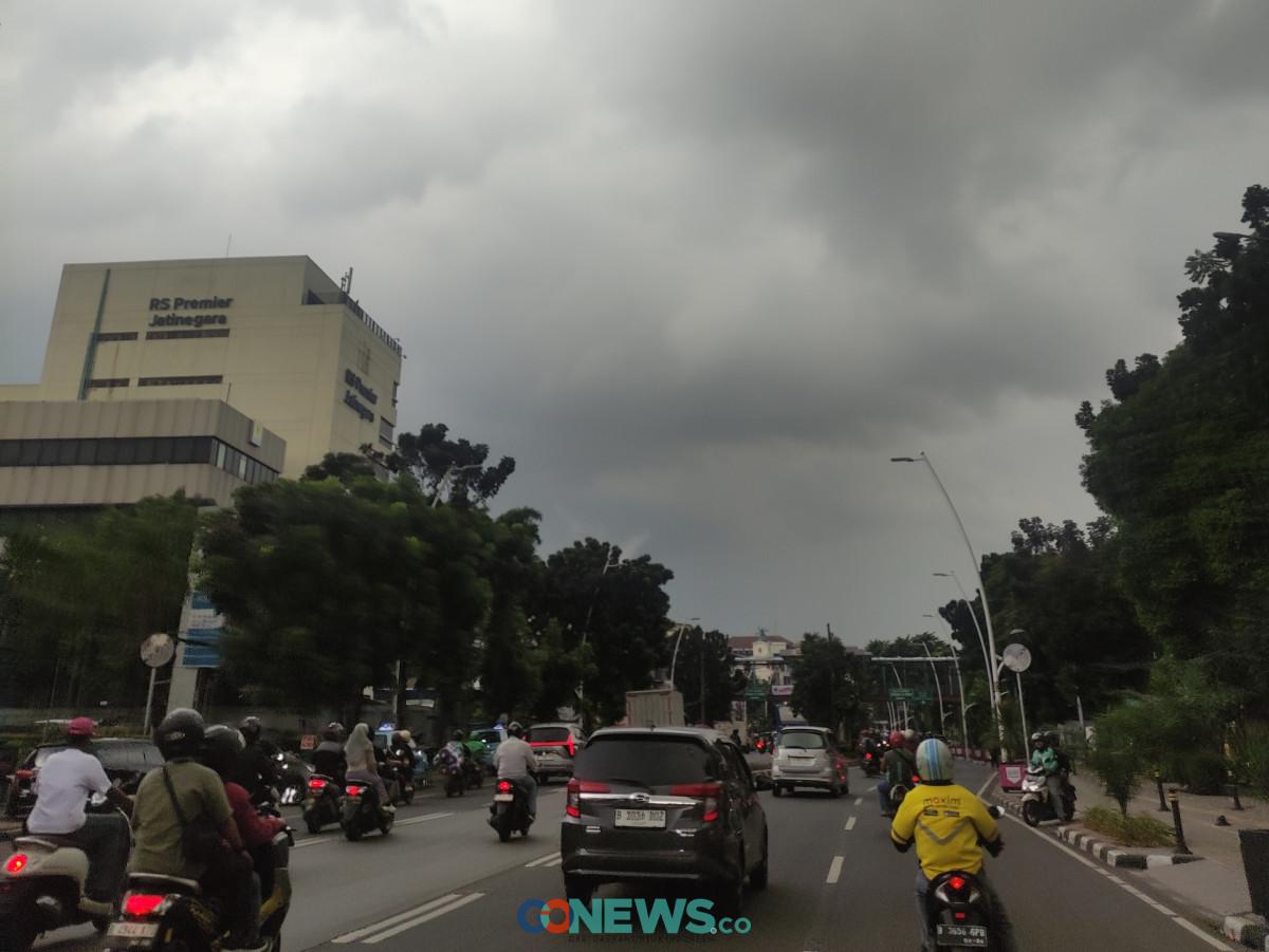 Cuaca Mendung Naungi Jakarta di Siang Hari