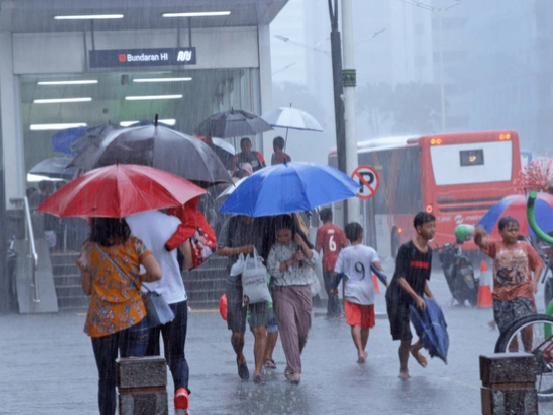 BMKG Prakirakan Hujan Lebat dan Petir Landa Jabodetabek Hari Ini