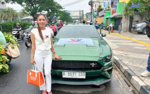 Bacaleg Perempuan Partai Perindo Daftar ke KPU Depok Naik Mobil Rp2,4 Miliar