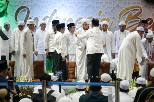 Kompak Pakai Kopiah Gitam dan Koko Putih, Gus Imin-Prabowo Ikut Salawatan di Istiqlal