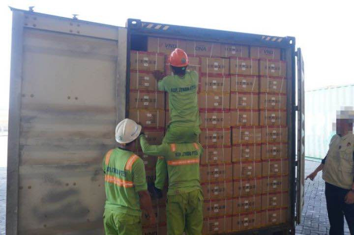 Bongkar Korupsi Bea Cukai Penyidik Geledah Afiliasi Blueray Cargo di Pelabuhan Tanjung Emas
