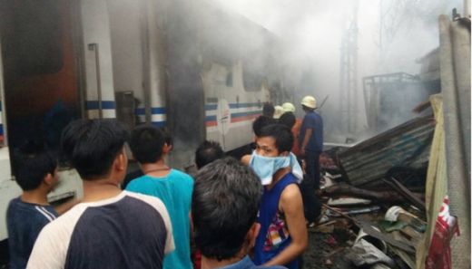 Evakuasi 2 Korban Tewas Tabrakan Kereta Api dengan Mobil Avanza di Senen Berlangsung Lama