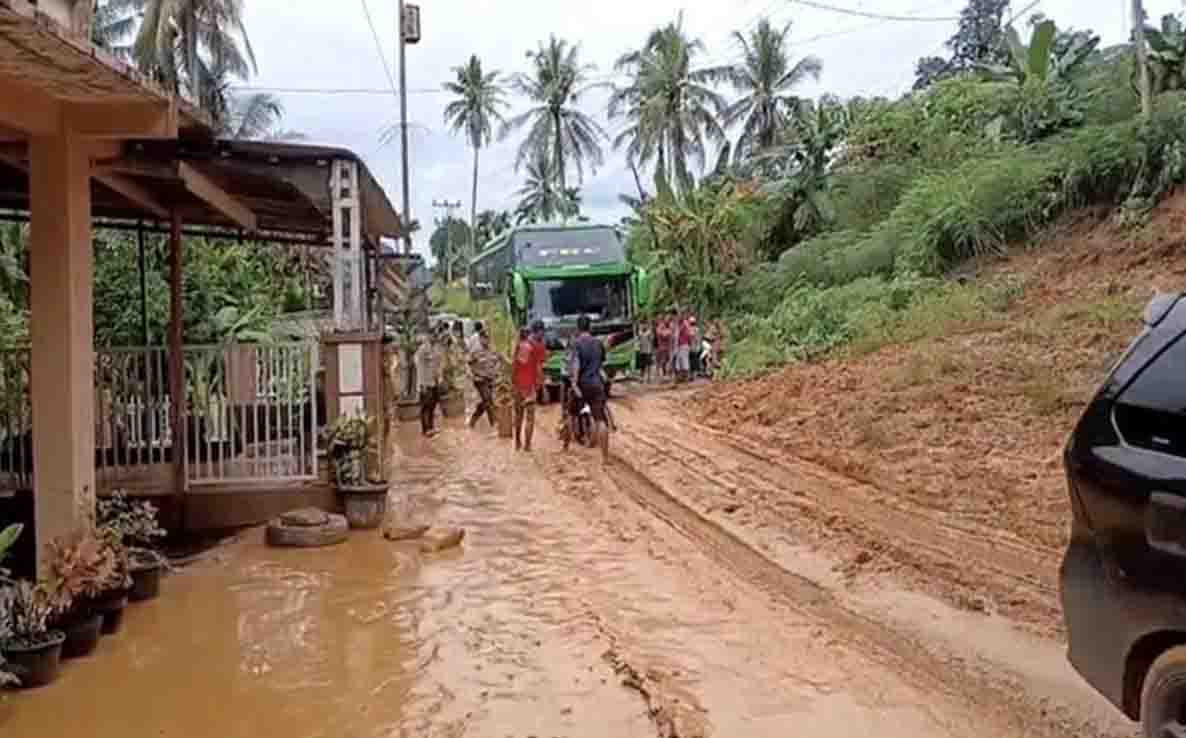 Longsor di Tarusan Ganggu Akses Sumbar–Bengkulu, Separuh Jalan Tertutup