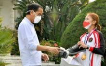 Jual Sepatu ke Jokowi, Greysia Polii: Beli Ya Pak, Produk UMKM Cuma Rp1.100.000