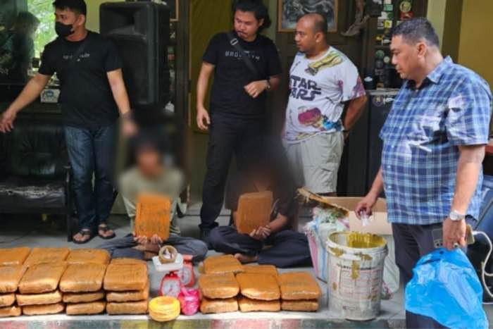 63 Kg Ganja Disembunyikan di Atap Gedung PKM UIN Suska, Dua Mantan Mahasiswa Ditangkap