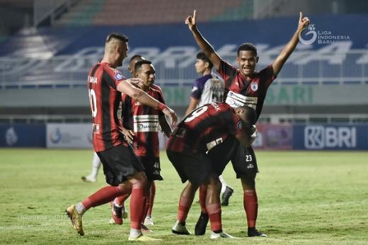 Pesona Ronaldo Kwateh dan Lalu Ramai Rumakiek