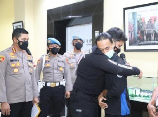 Minta Maaf, Oknum Polisi Banting Mahasiswa Peluk Korban dan Orangtuanya