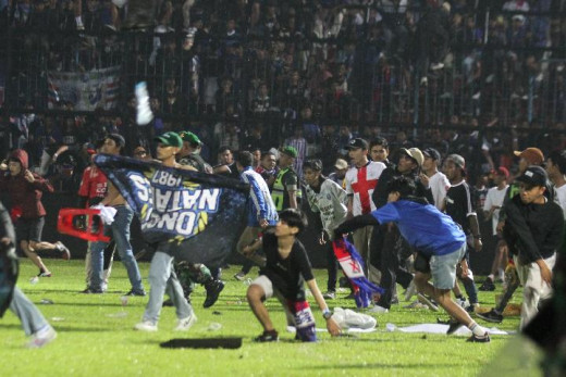 Komisi III DPR Ungkap Ada Indikasi Judi Bola Sehingga Laga Arema vs Persebaya Digelar Malam Hari