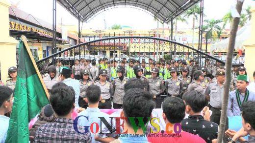 Aksi Unjuk Rasa Massa HMI di Gerbang Mapolda Riau Dihadang Belasan Polwan Cantik