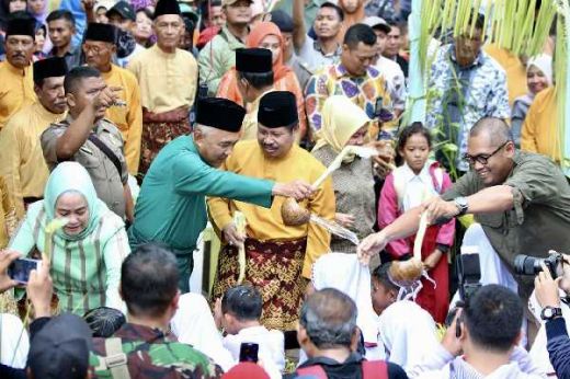 Gubernur Riau Hadiri Iven Festival Mandi Safar di Crossborder Indonesia - Malaysia