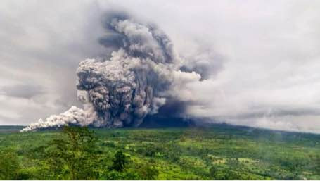 Semeru Terus Berdenyut, 83 Gempa Letusan Terekam dalam Satu Hari