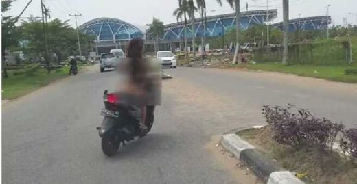 Entah Apa Motifnya, Wanita Ini Nekad Bugil Sambil Kendarai Sepeda Motor ke Bandara Pontianak